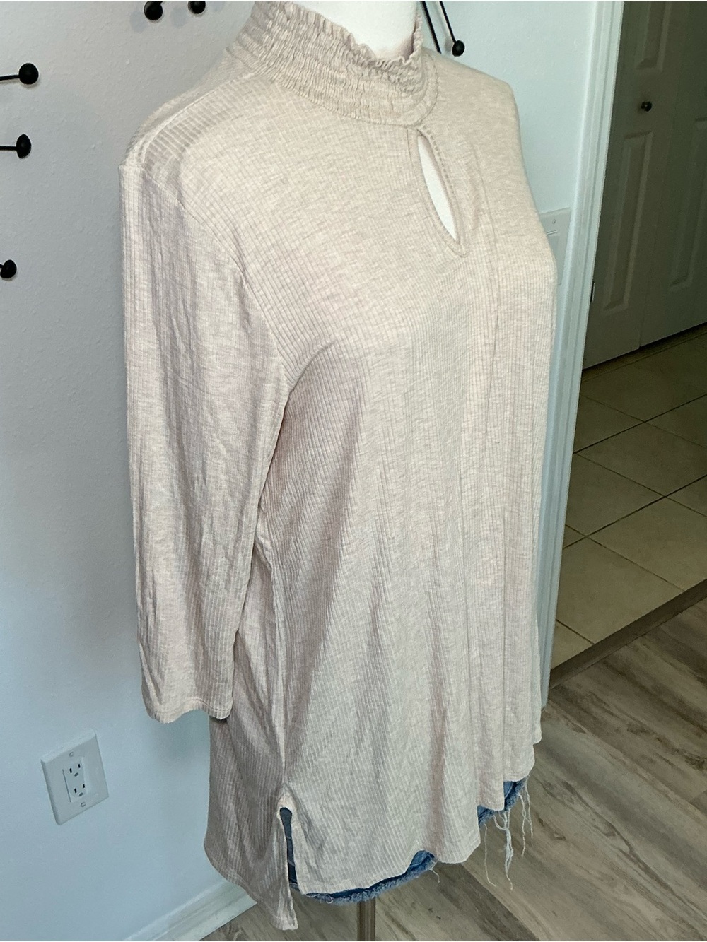 Cha Cha Vente Beige Ribbed Mock Neck Keyhole Tunic Top Size Large - Picture 3 of 4